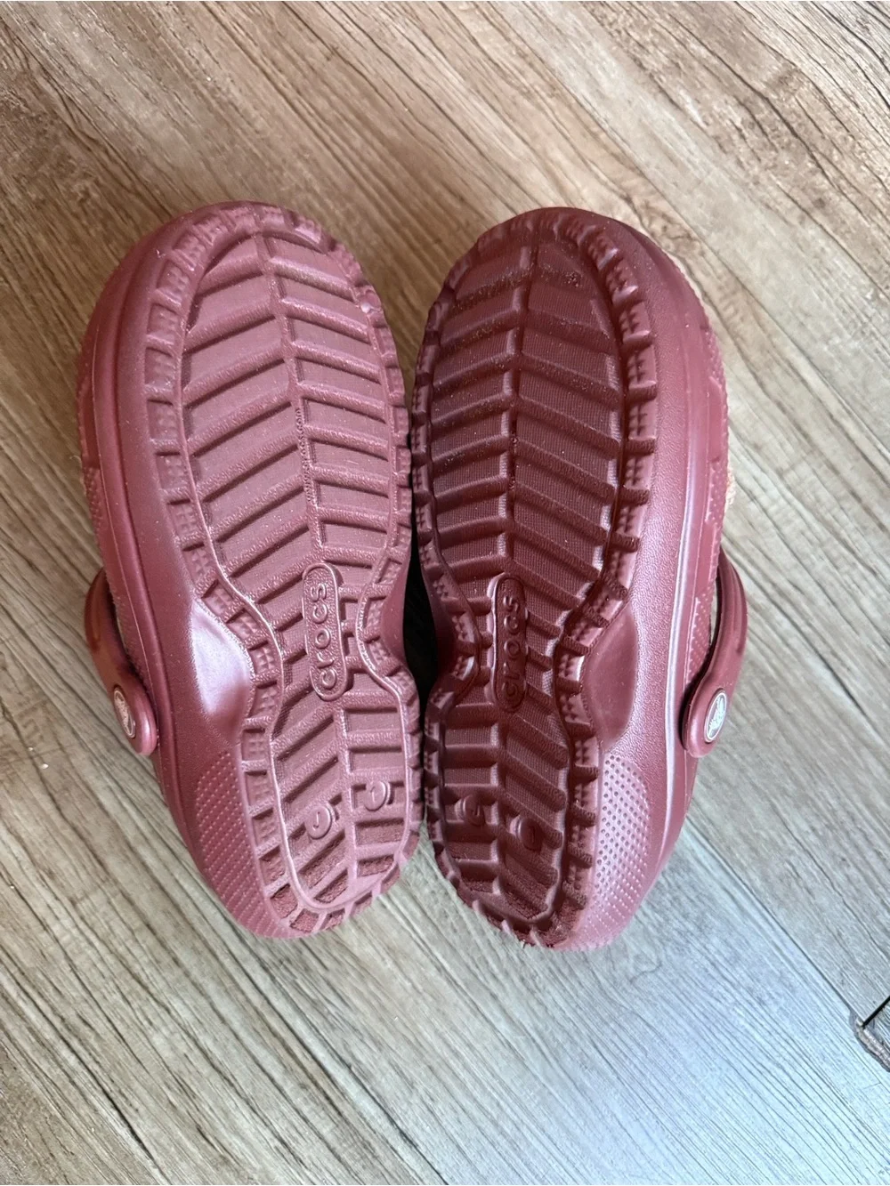 Crocs Kids Cozy Bear Clogs in reddish brick Brown with inner brown lining sz J1